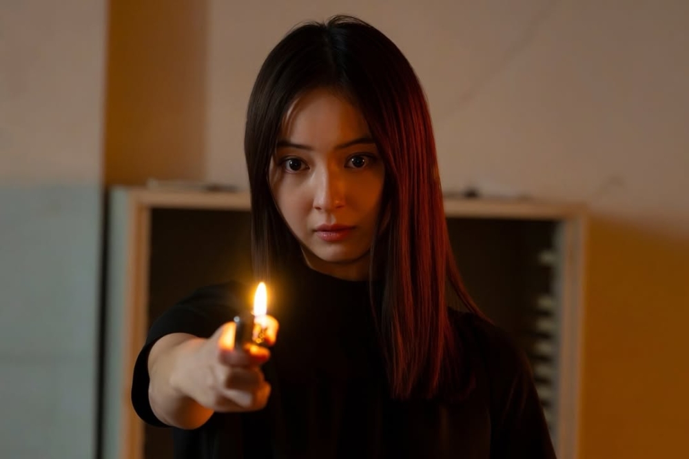 她只是冷靜地，一點一滴地，把破碎的婚姻重新檢查，像在拼一幅不確定能不能完成的拼圖