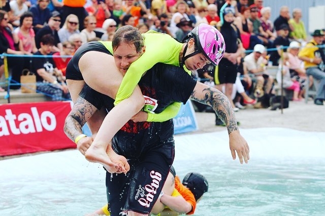 小鎮狂歡,「世界背老婆大賽」夫妻大戰登場