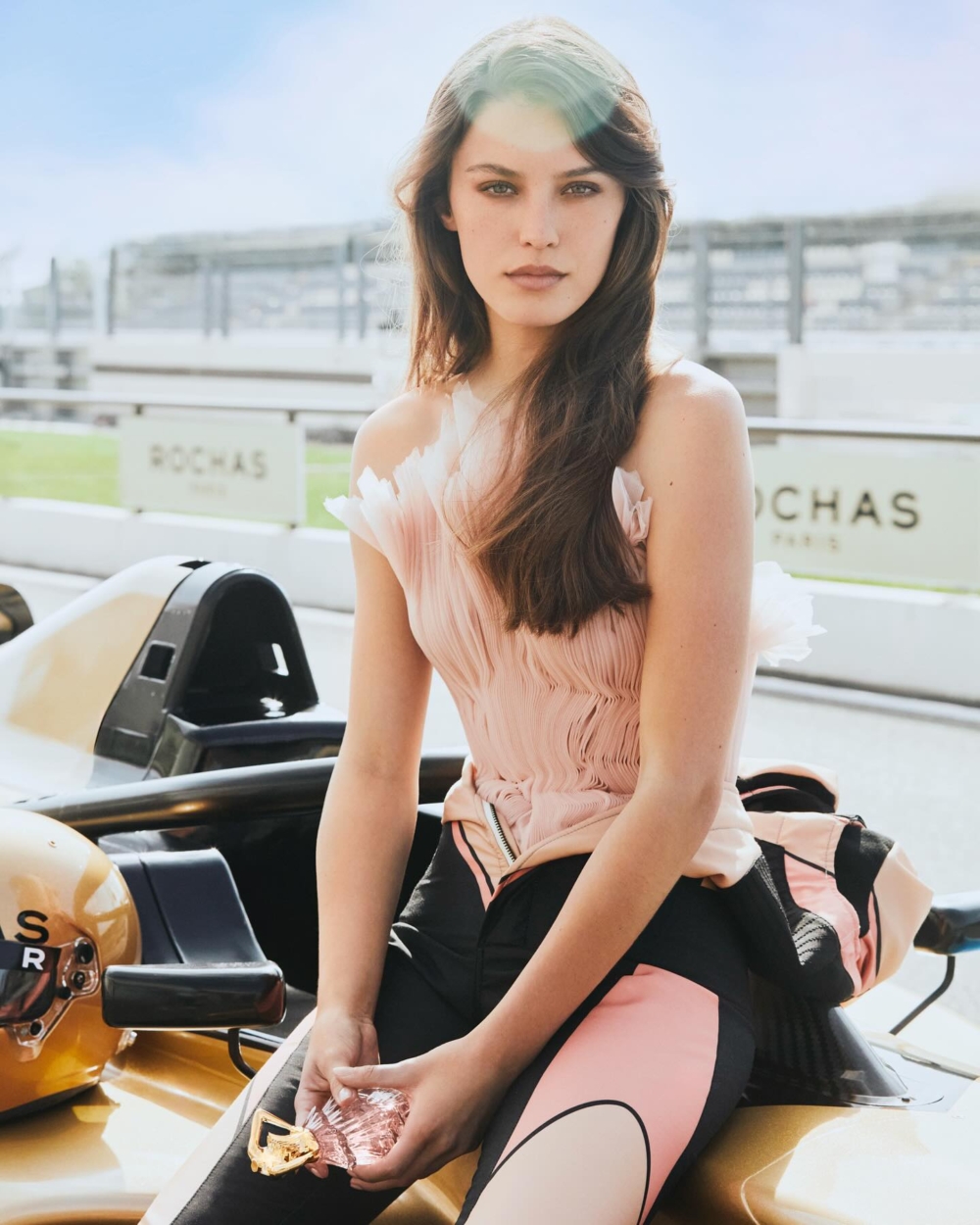 來自法國的美妝品牌 Rochas 也把新香打造成 F1 賽場上的主角