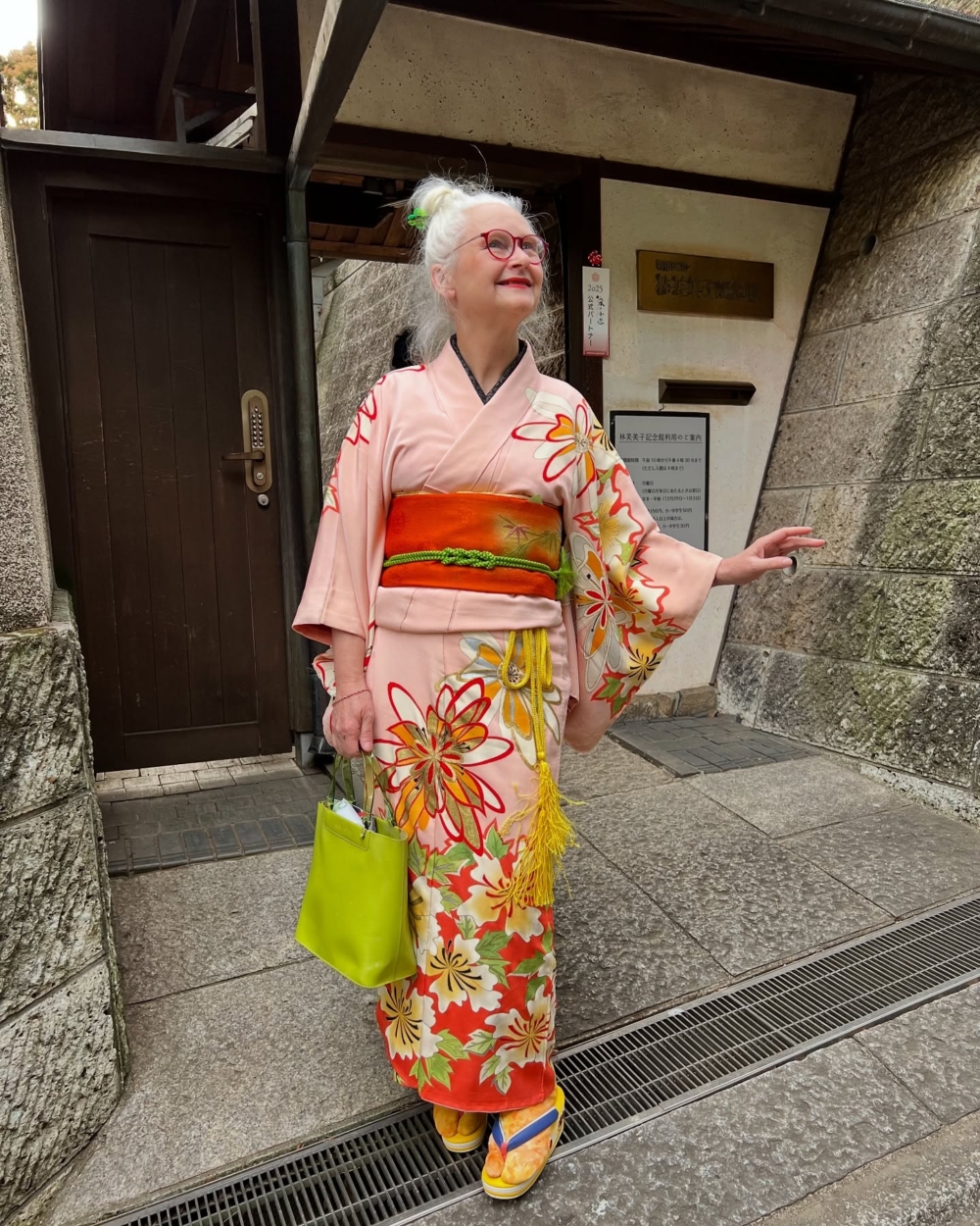 Sheila 擅長從傳統中玩出新花樣，經常以大膽配色和創意穿搭來詮釋和服之美