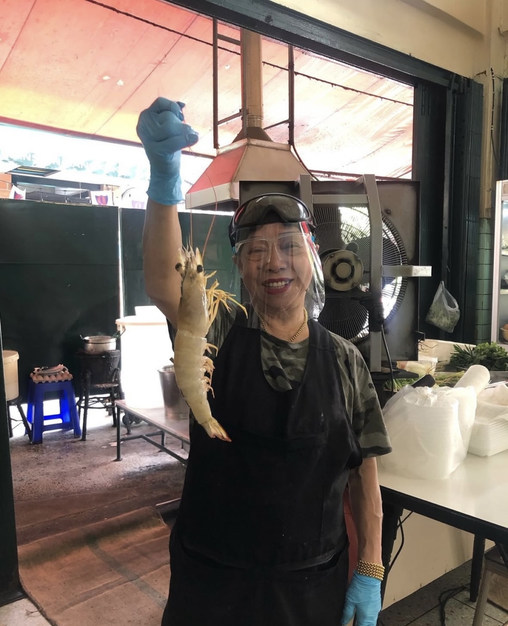 Jay Fai親自掌杓,每一道料理皆在炭火下完成。