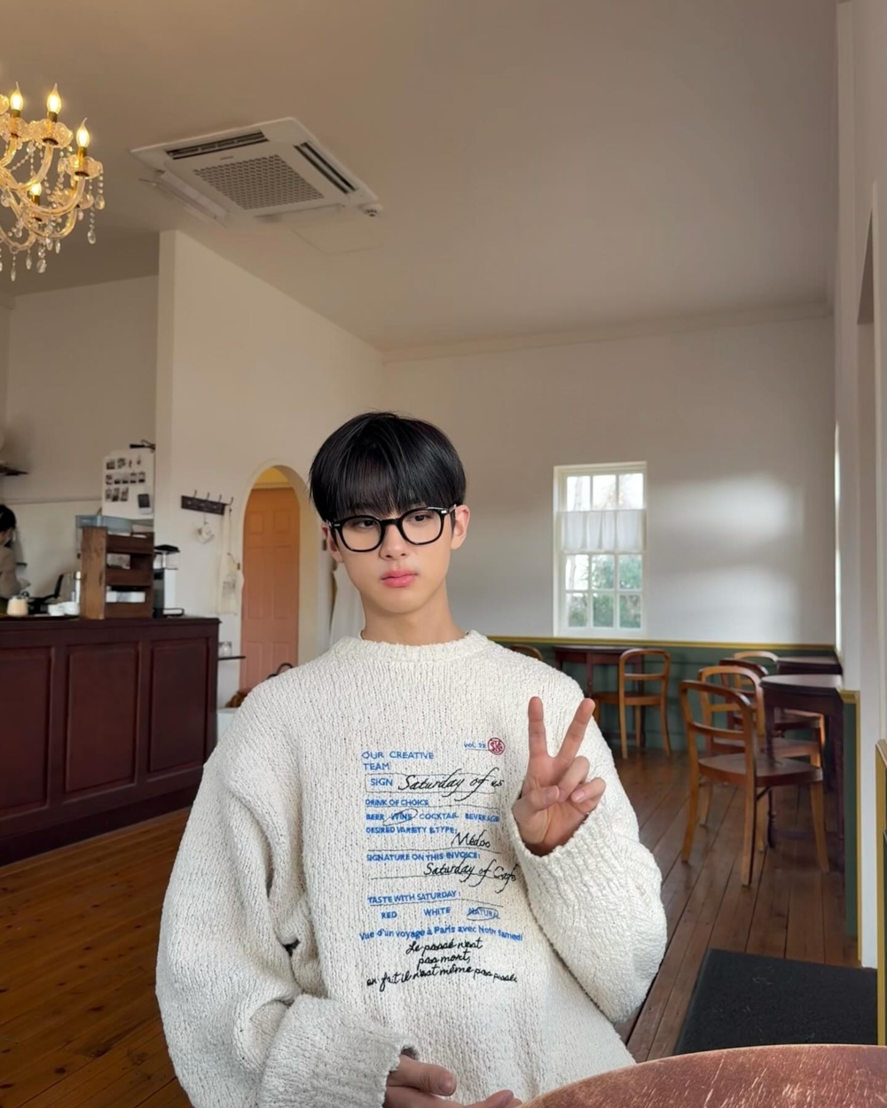 憑藉清秀的外型與溫柔氣質獲得高人氣，一度登上實時搜尋榜首