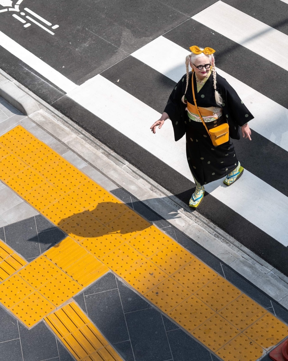 她原本只是抱著學習空手道的夢想到日本，沒想到轉念一見和服便神魂顛倒，從此踏上與和服相伴的終生旅程。