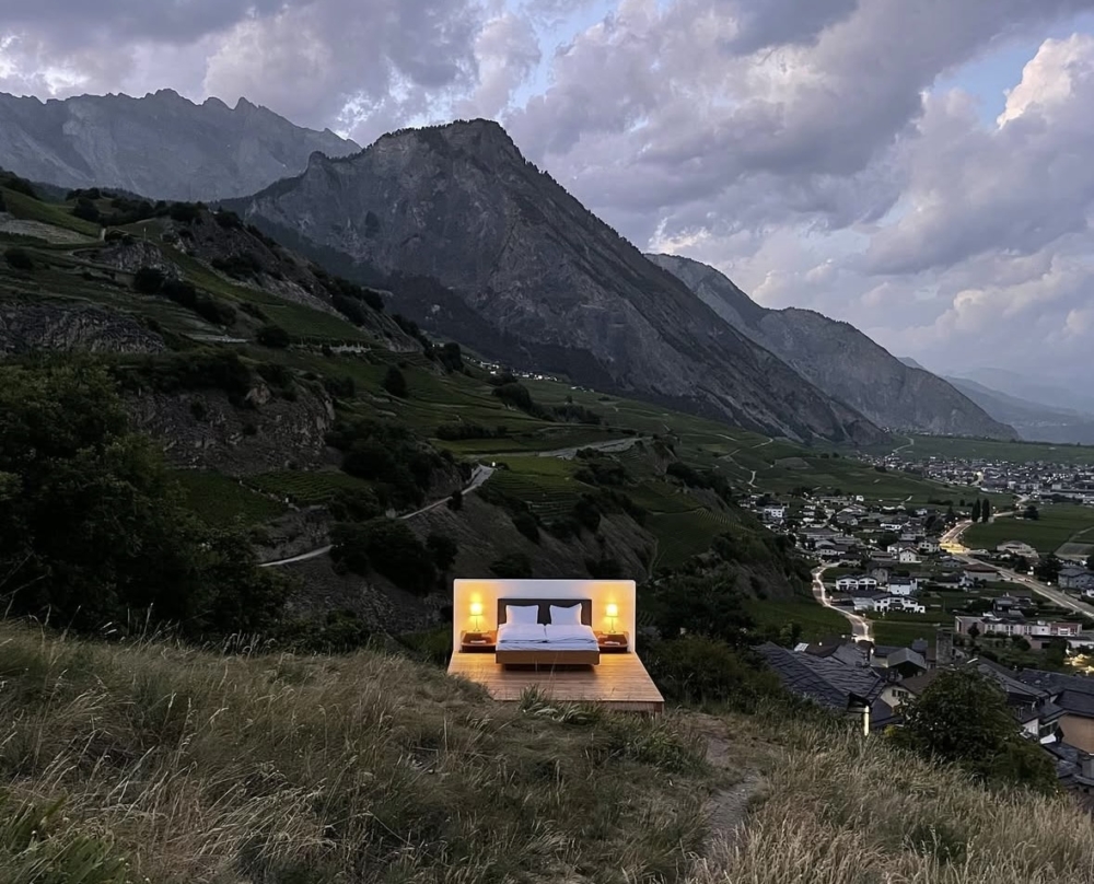 種極簡的極致,撼動的不只是旅遊業的常規,也顛覆了對「住」的想像。