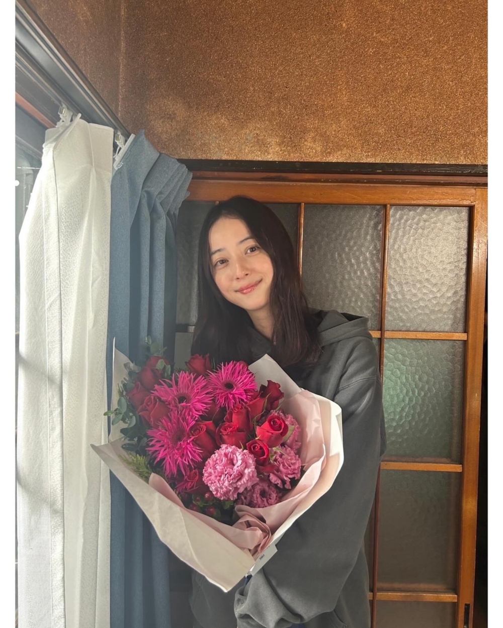 當年的佐佐木希，是萬人追捧的夢中女神，婚後卻成為「受害者」標籤下的話題焦點