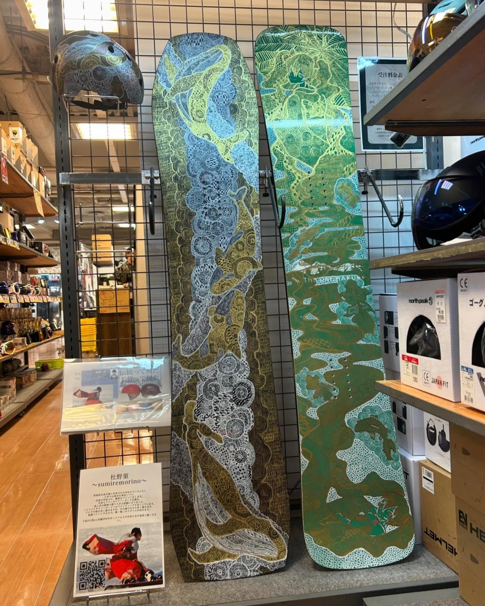 漆藝的製作程序繁複而冗長,每一層塗布都需經過乾燥、研磨,再一層層反覆堆疊