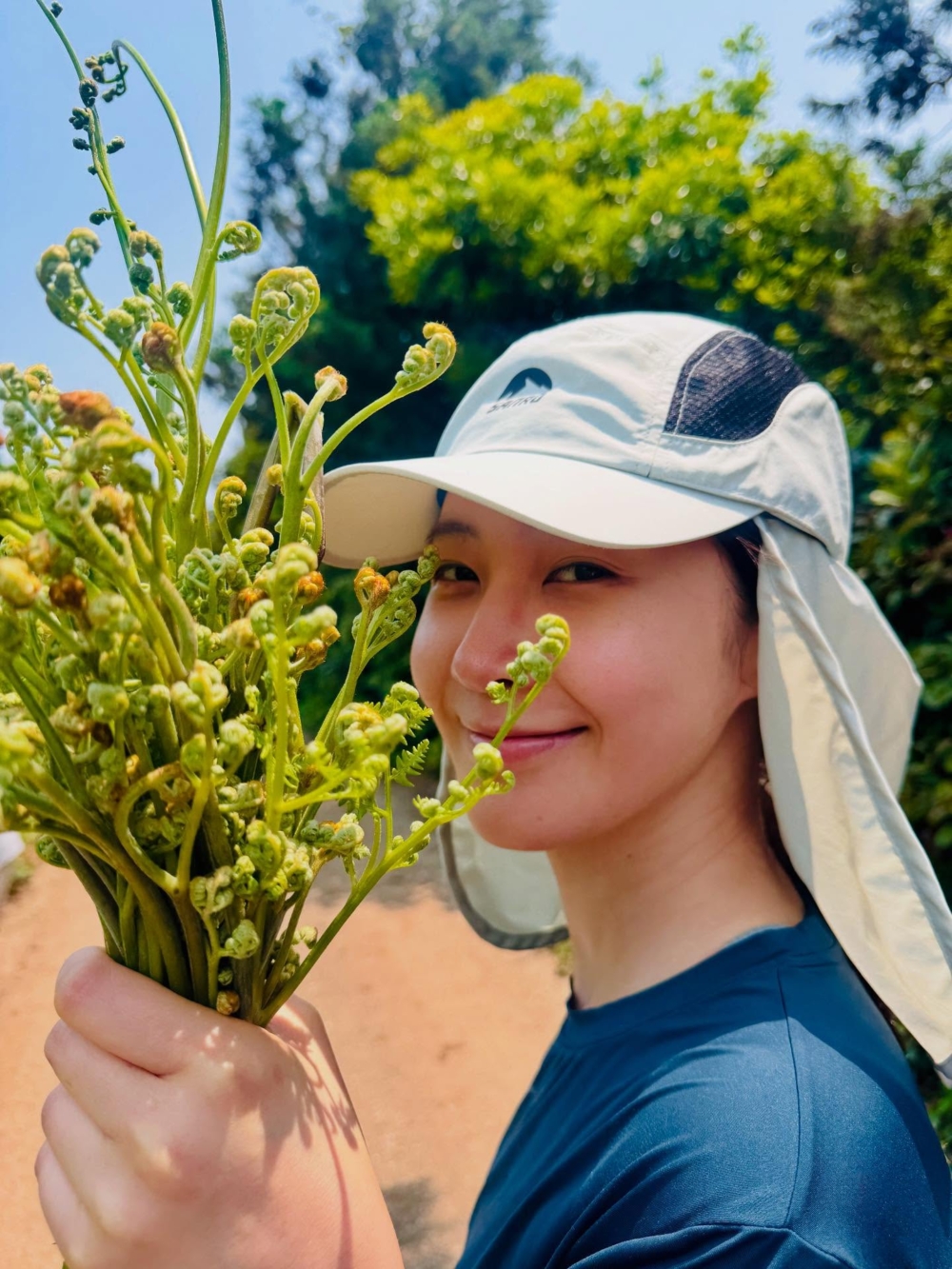 她也會漫步在島間小徑,看濂瀑、嗅花香,不時低頭撿拾野菜、泥土香的新鮮氣息,