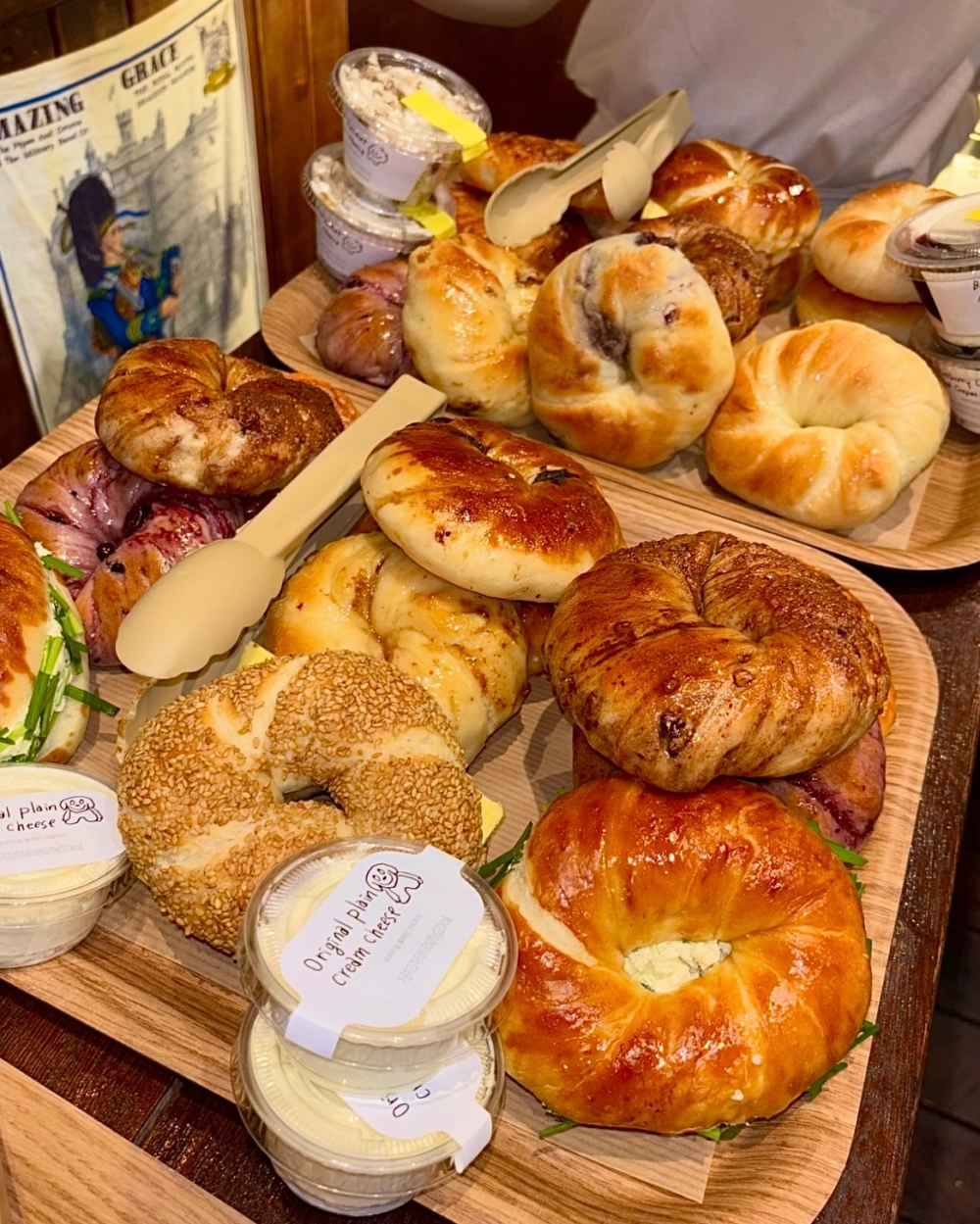 一間讓人甘願排隊3小時的 Bagel 店,背後居然是一位 48 歲才二度創業的女設計師?