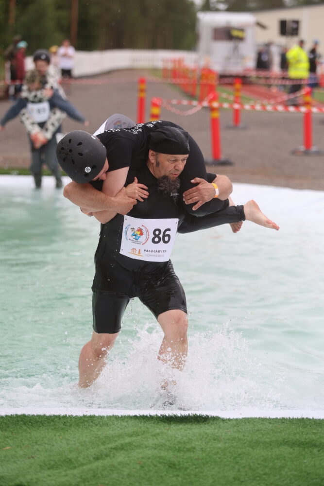 除了榮耀與掌聲,每年的比賽獎品也令人拍案叫絕「與老婆體重等值的啤酒」