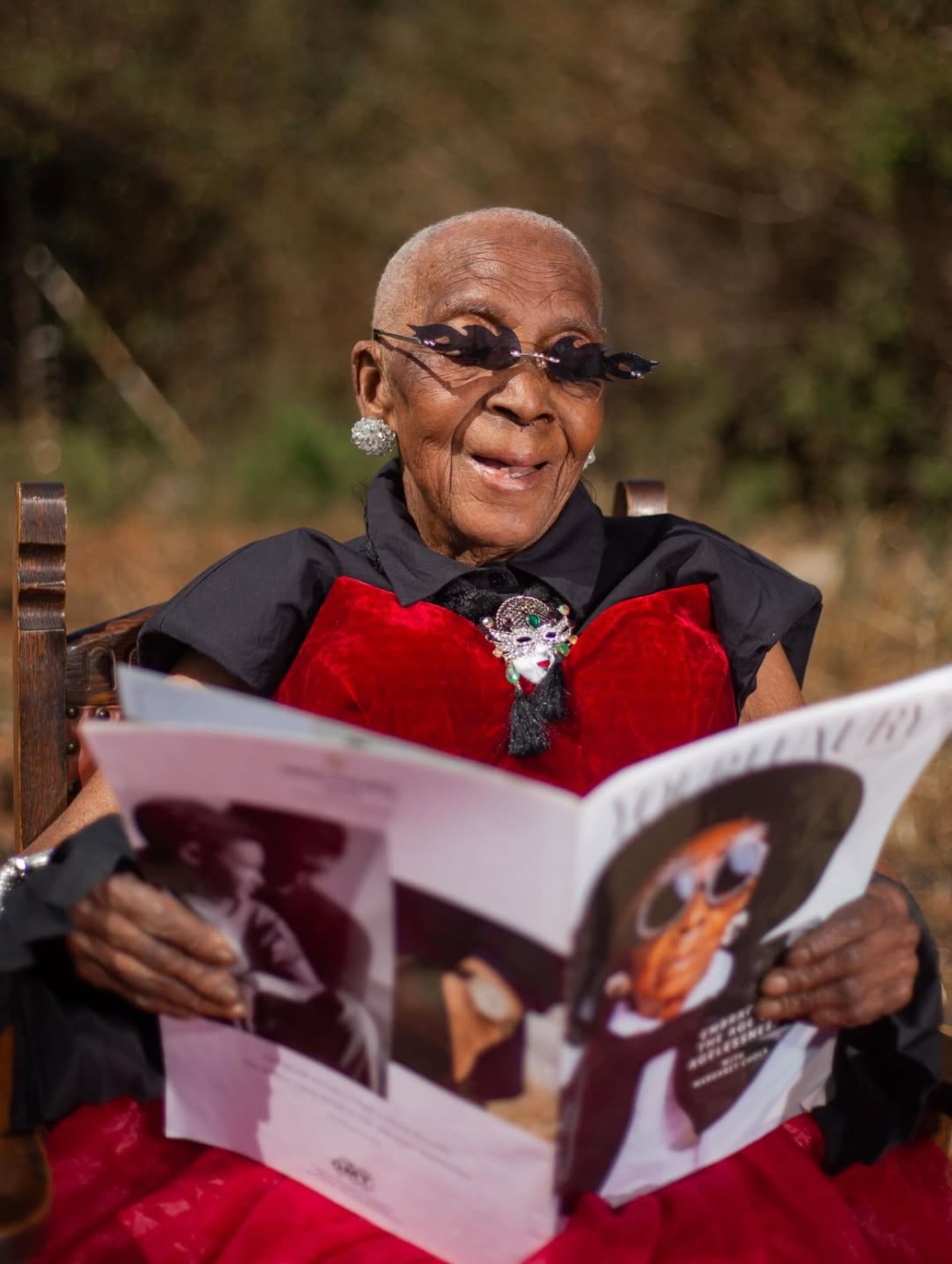 她說：「穿上這些衣服，我感到新生，我能征服全世界」。