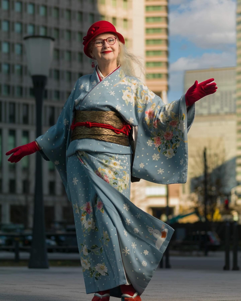 Sheila 也深諳混搭之道：她常把古典和服與洋帽、華麗飾釵、或西式珠寶一併搭配