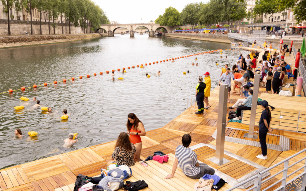 讓使用者彷彿在公園或城市沙灘中戲水，與巴黎地標如艾菲爾鐵塔形成獨特共鳴。