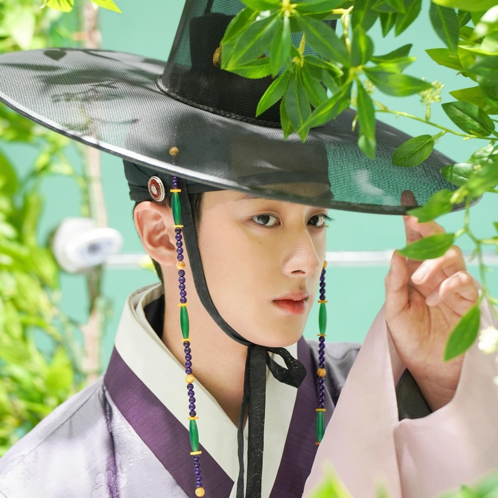 他曾是Banila Co.的首位男性代言人，也登上多本時尚雜誌封面