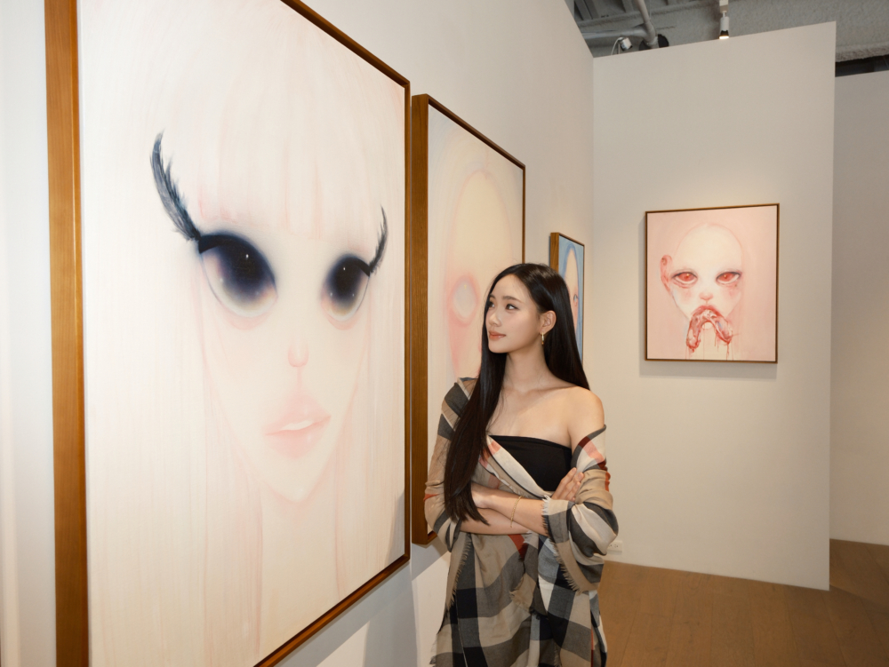 畫展現場，她沒特別打扮，穿著隨興，站在畫前面，不像藝人，更像一個正在用畫筆找答案的青少女