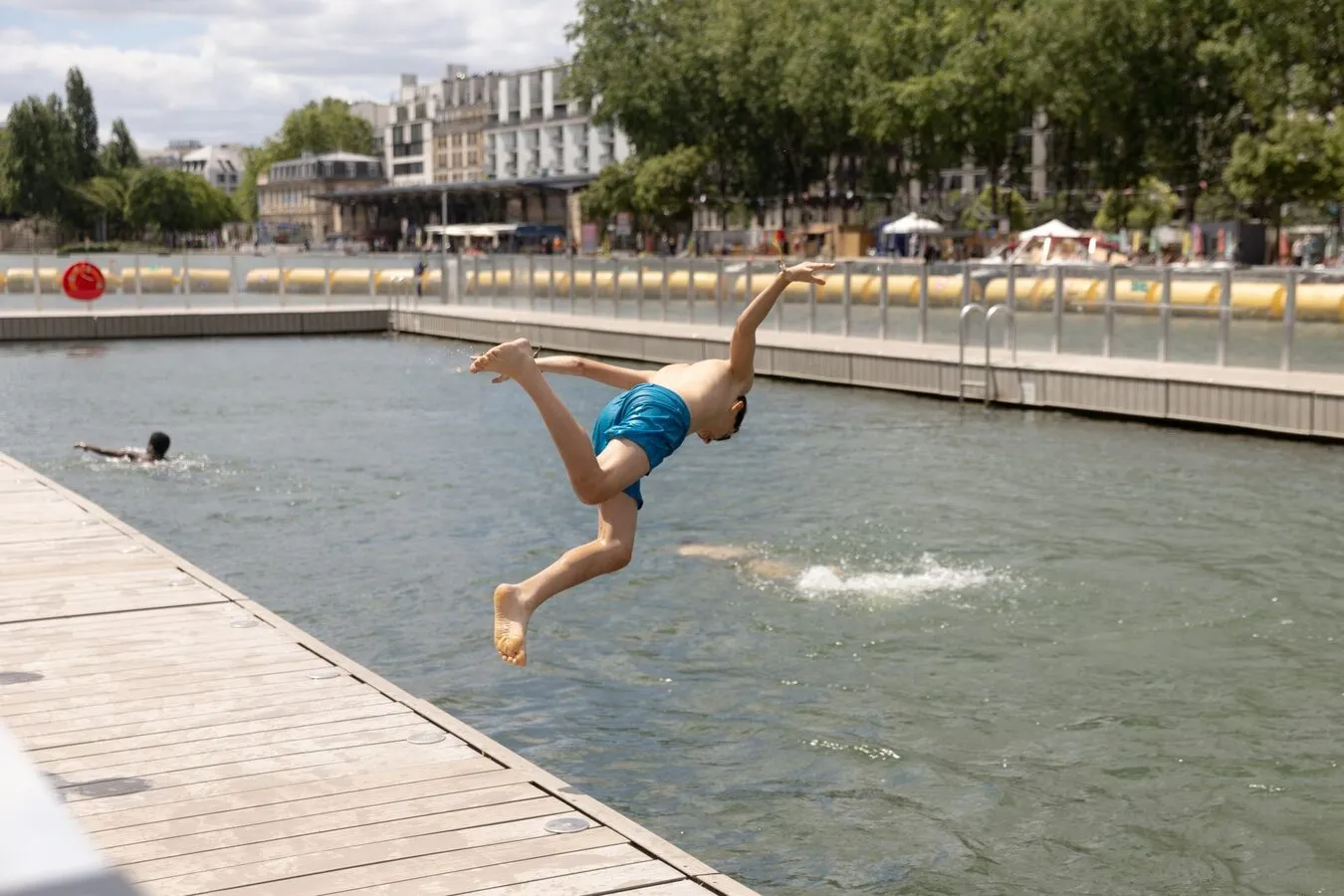 不需離開市中心，就能體驗陽光與清涼。