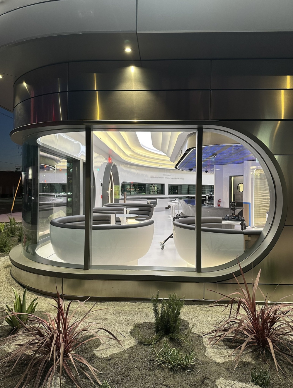 新營收來源：用餐附加價值與零售附帶效益