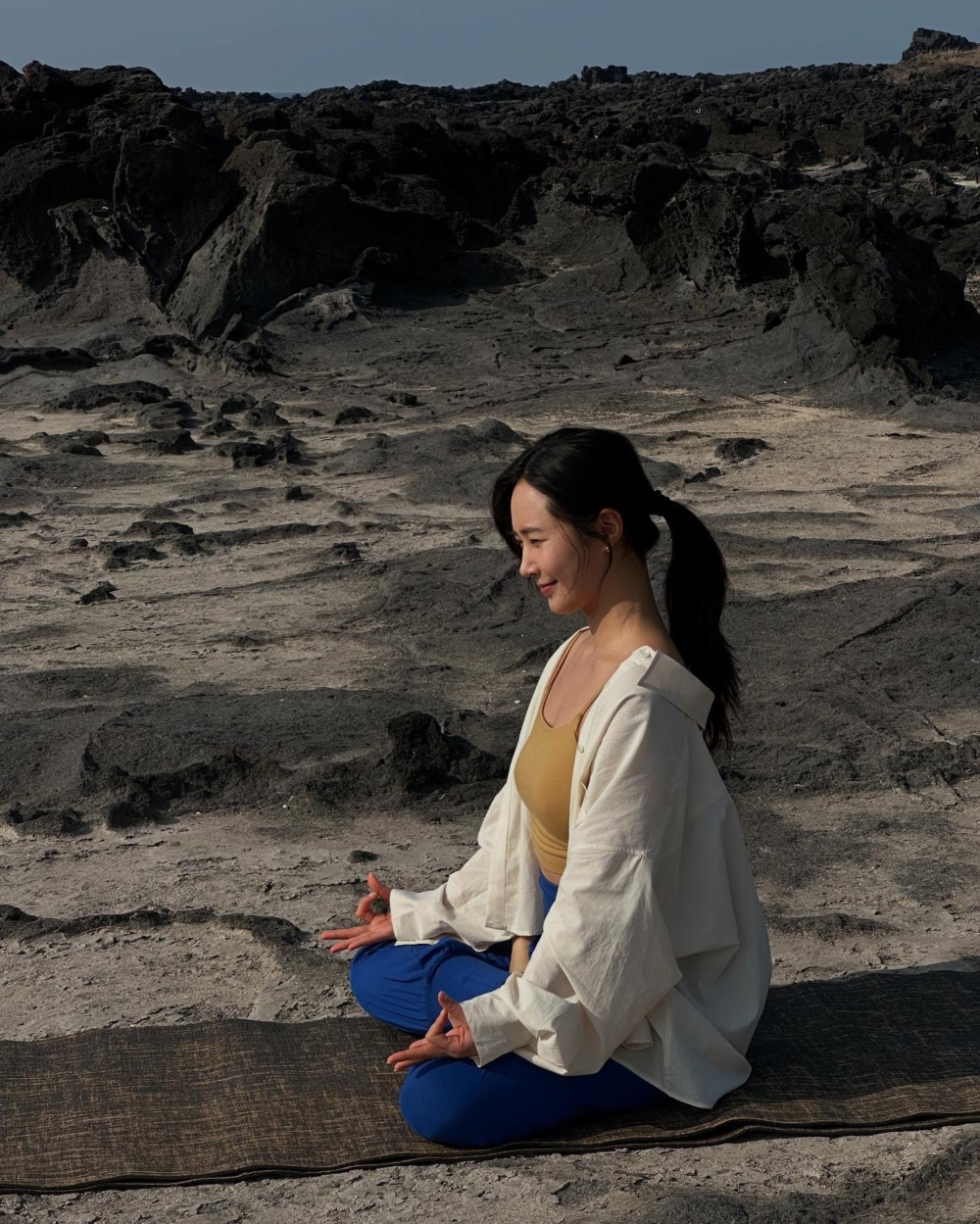 她常伴著海浪聲展開瑜伽練習