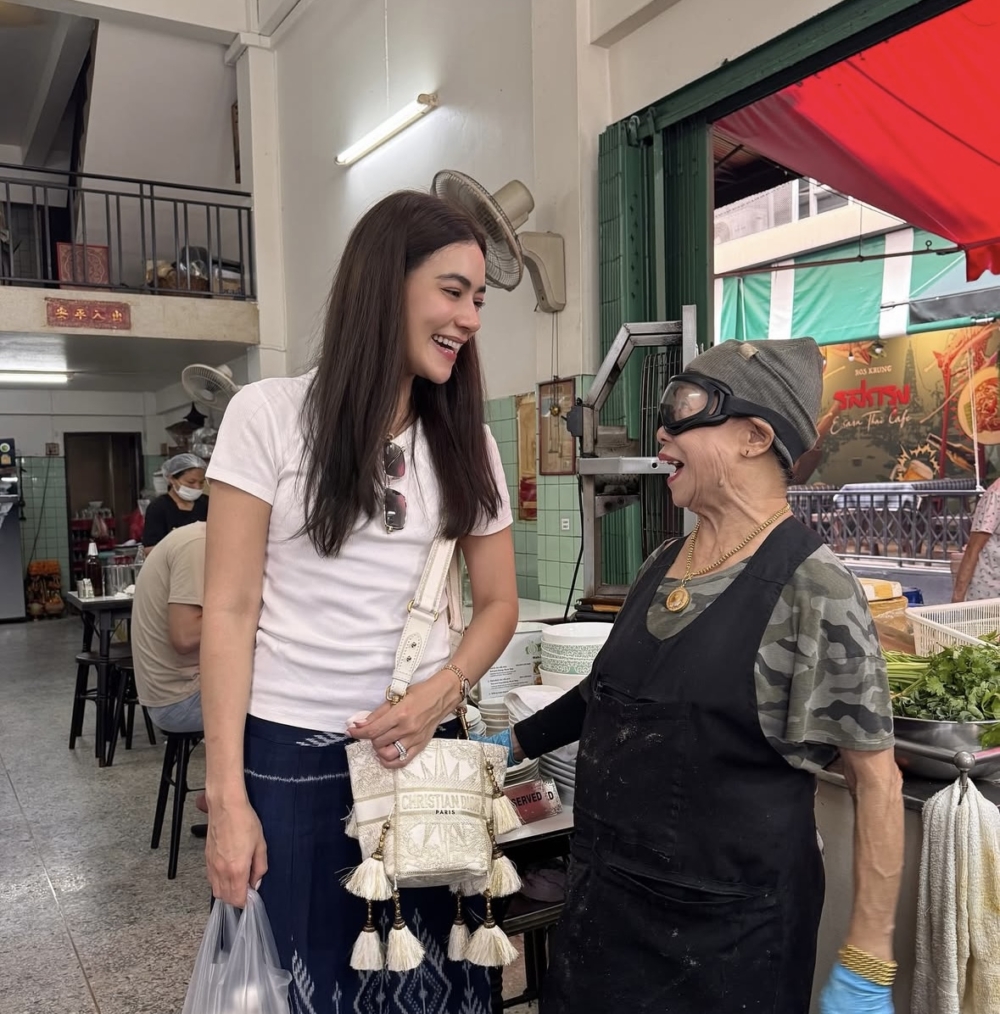 ,泰國當紅女星Kimberley Anne Voltemas也在社群平台發文,曬出與Jay Fai合照與料理。