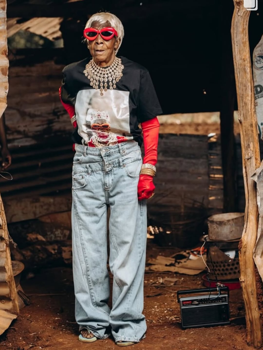 有時則是復古牛仔+ graphic tee look，展現不同的精神態度。