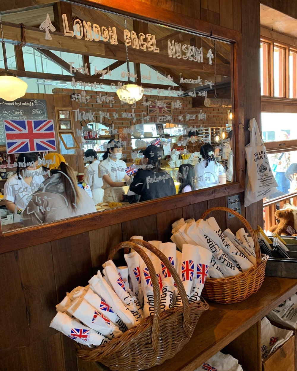 她把倫敦的英倫味帶回首爾,把咖啡師、麵包師、設計師的角色完全融合