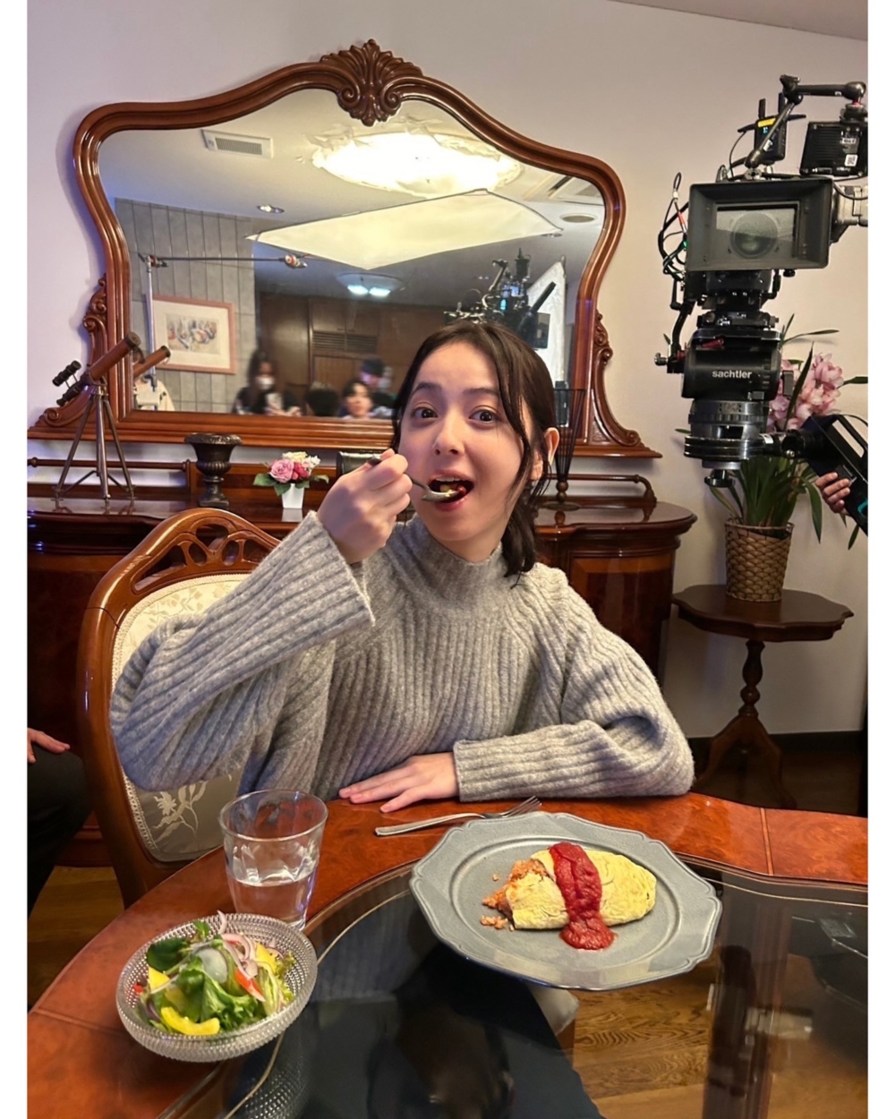 佐佐木希的決定，在螢光幕前看起來很冷靜。但她也坦承：「我還沒真的原諒，我們只是還沒放棄。」