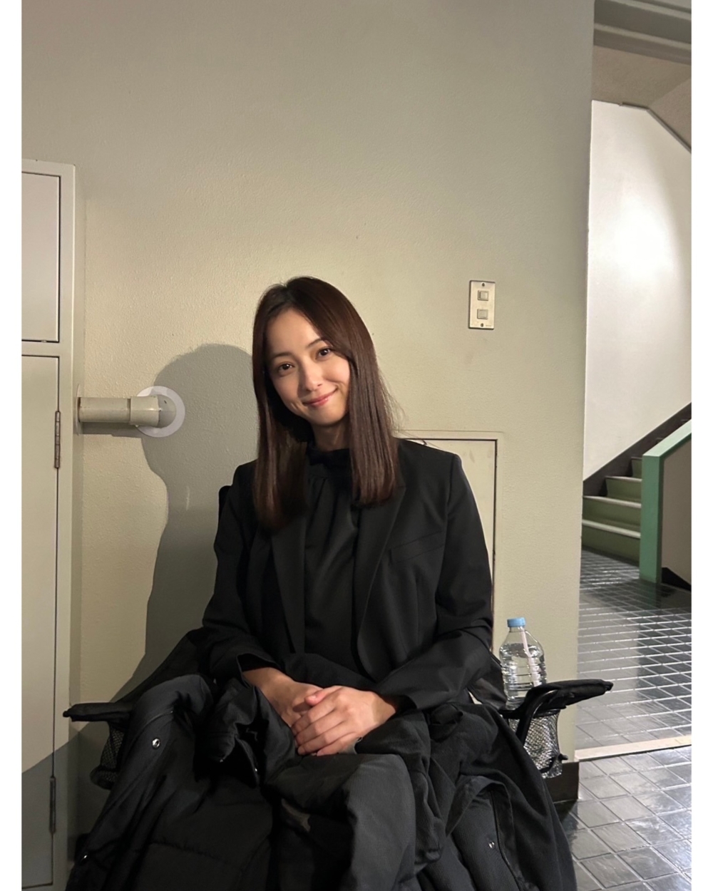 這段訪談，沒有撕心裂肺的控訴，沒有電視劇式的大哭，而是帶著歲月後的冷靜與成熟