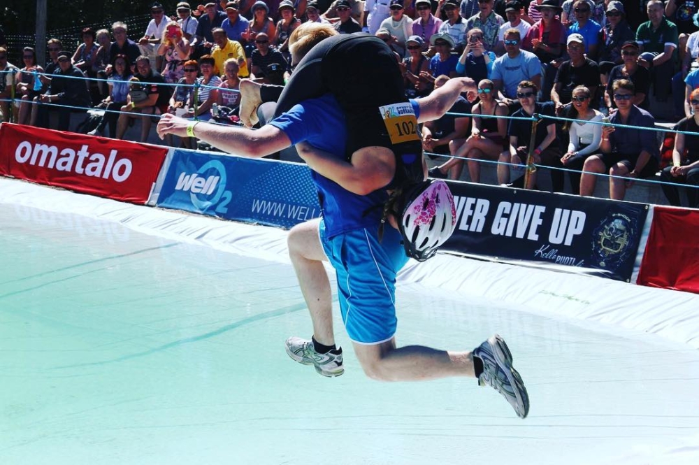 除了榮耀與掌聲,每年的比賽獎品也令人拍案叫絕「與老婆體重等值的啤酒」