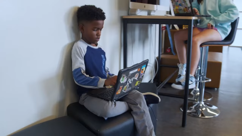 顛覆以往「教師主導、大眾同步」的模式。