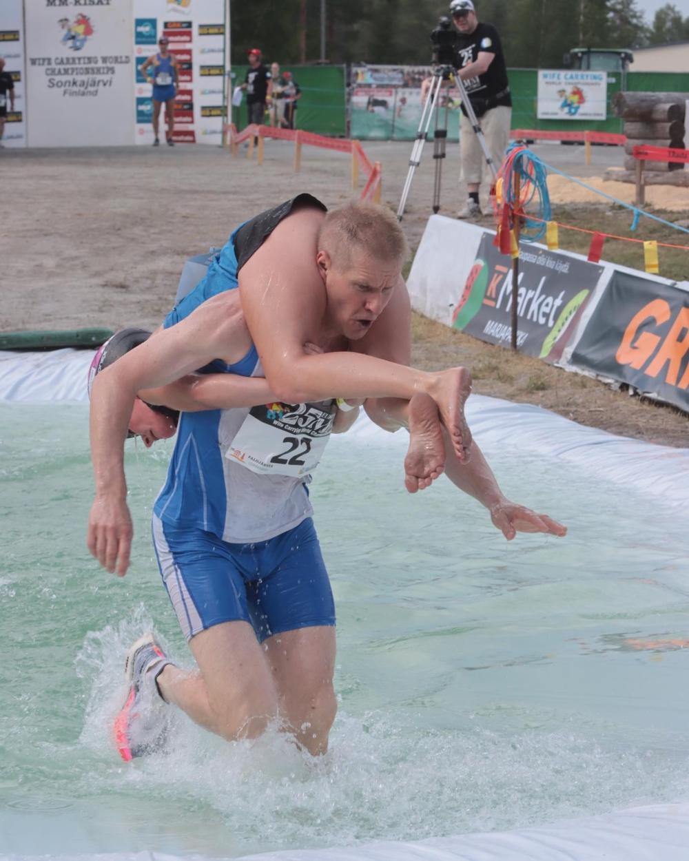 「世界背老婆大賽」起源:從搶婚傳說跑進賽場