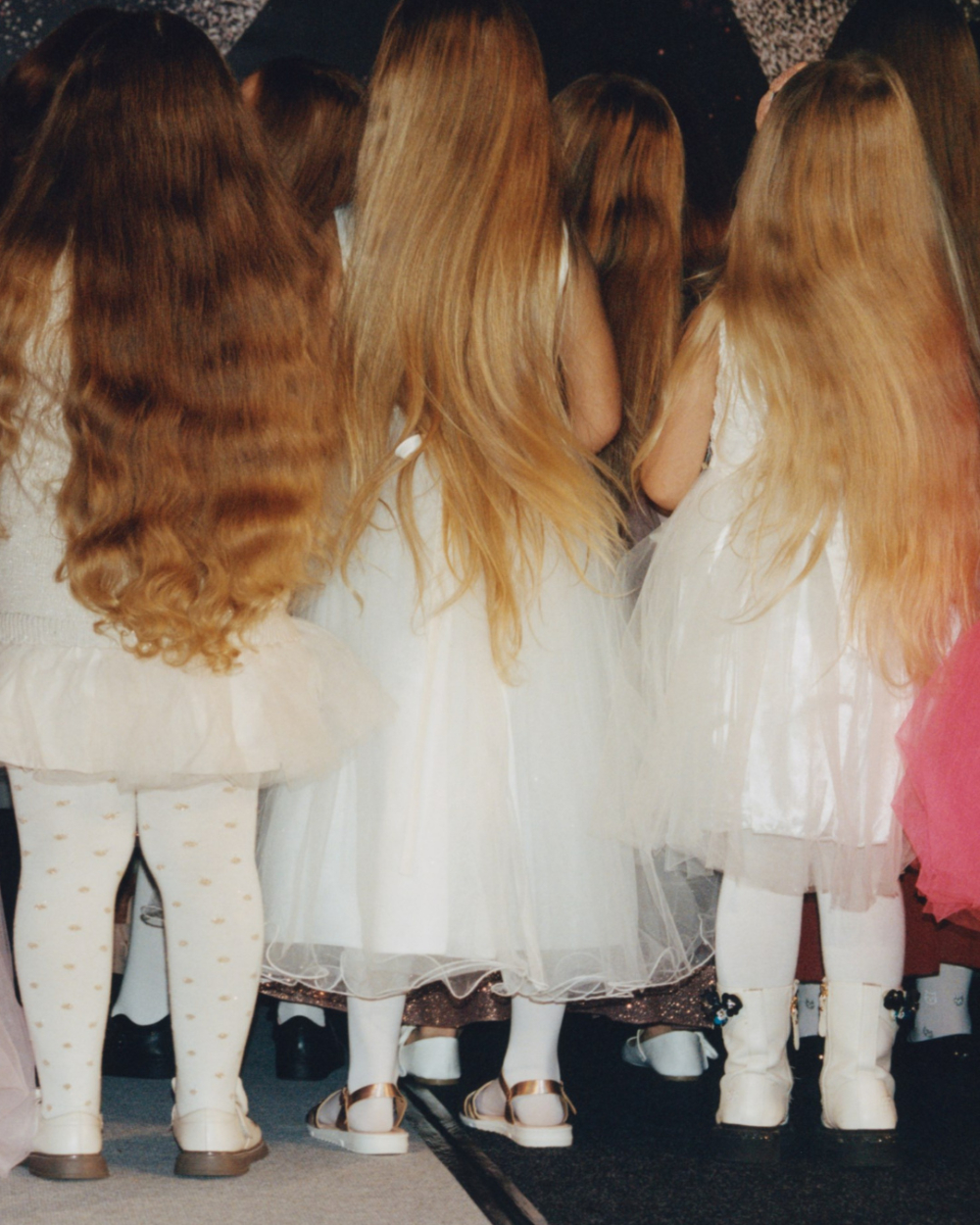 有少女的羞澀、母親的堅定，也有年長女性的從容