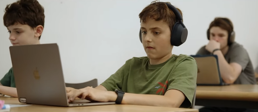 lpha School的AI模型能針對每位學生的理解程度做即時調整。