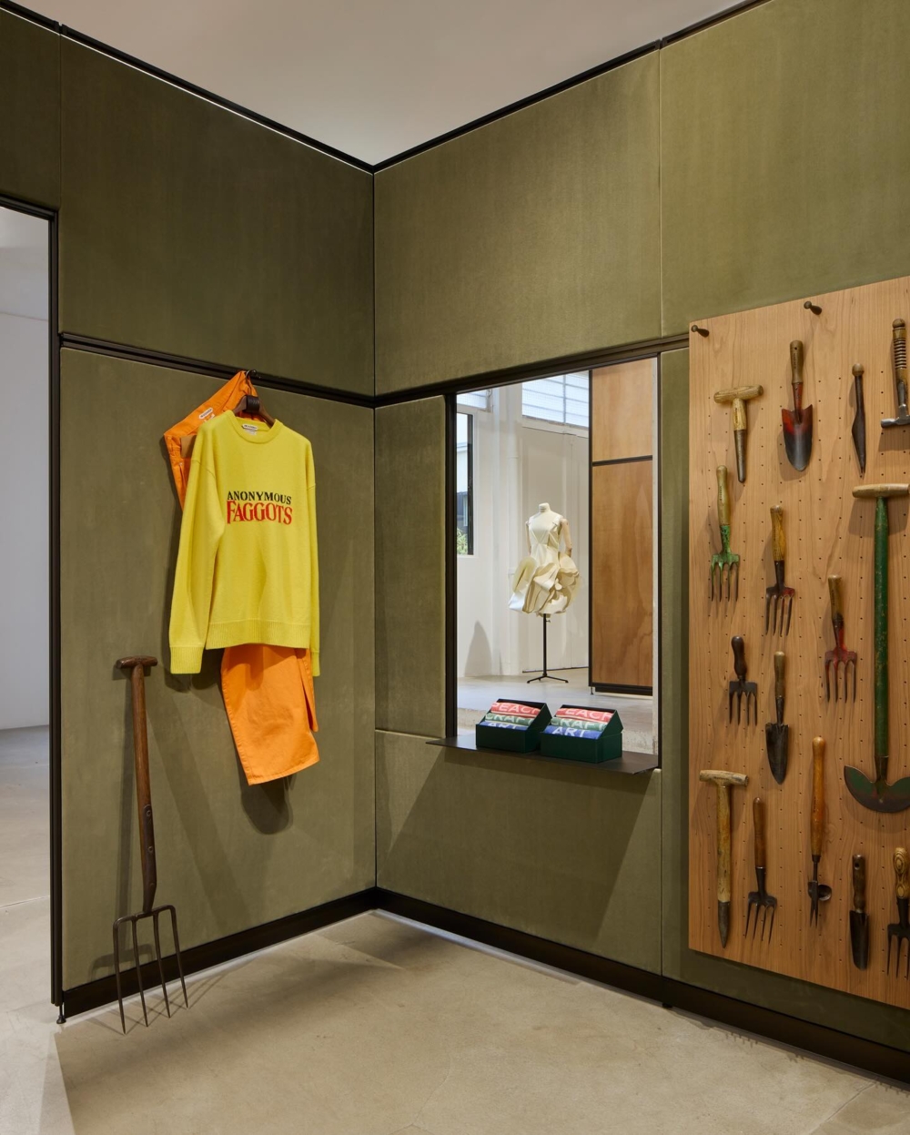 JW Anderson 現在不再追逐每季趨勢,而是像一間私人策展空間,裡面可能擺著一只陶罐、一張再版老椅子、一條你從沒見過的亞麻茶巾,