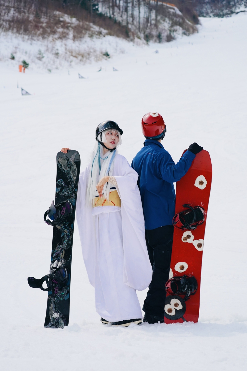 接觸到將雪板鋪滿動漫圖案的次文化(俗稱「痛板」)