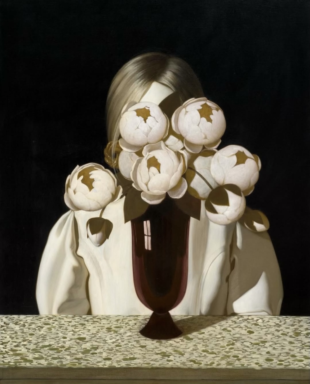 她的作品精緻古典卻帶著黑色幽默和超現實風格。