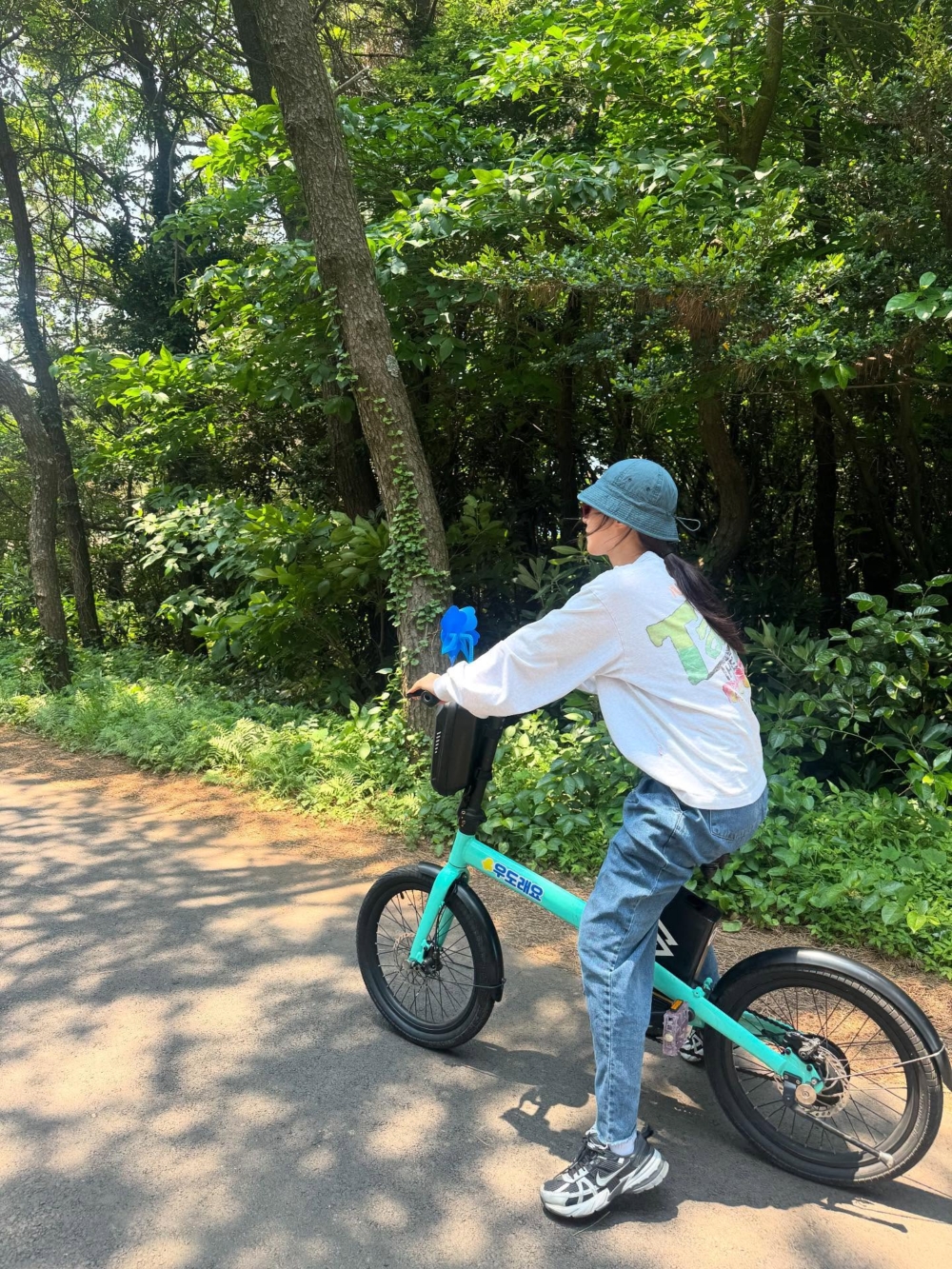 她也會漫步在島間小徑,看濂瀑、嗅花香,不時低頭撿拾野菜、泥土香的新鮮氣息,