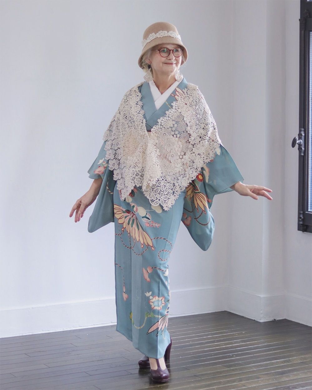 Sheila 也深諳混搭之道：她常把古典和服與洋帽、華麗飾釵、或西式珠寶一併搭配