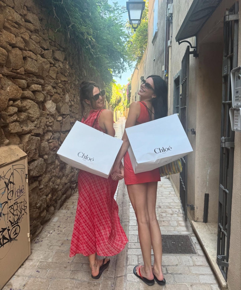 Kendall Jenner也穿上了這雙夾腳拖