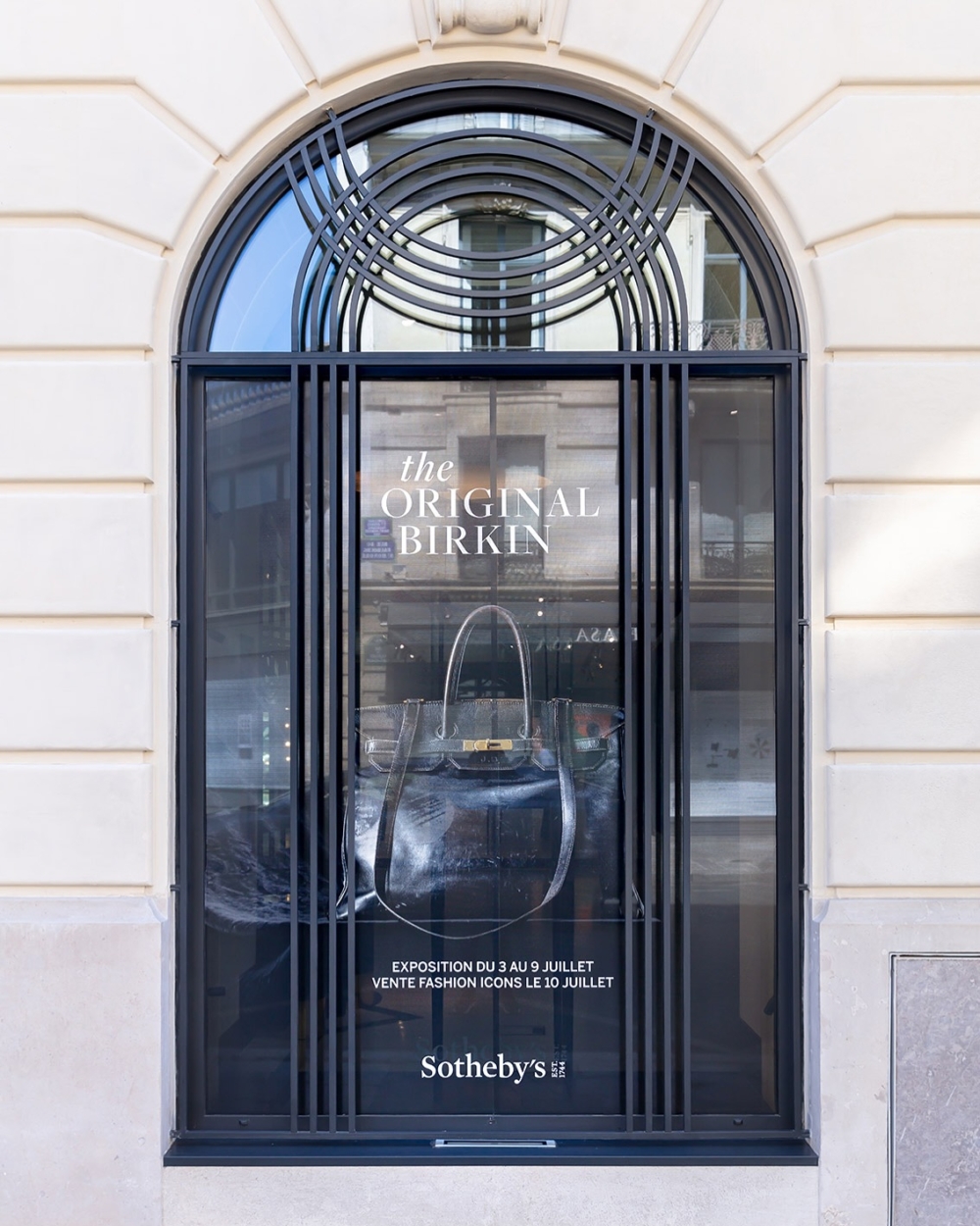 ,拍賣官的錘音定格在 700 萬歐元,全場屏息片刻隨即爆出轟動掌聲;再加上佣金手續費,總成交價高達 858 萬歐元,折合約1,010萬美元\7870萬港元