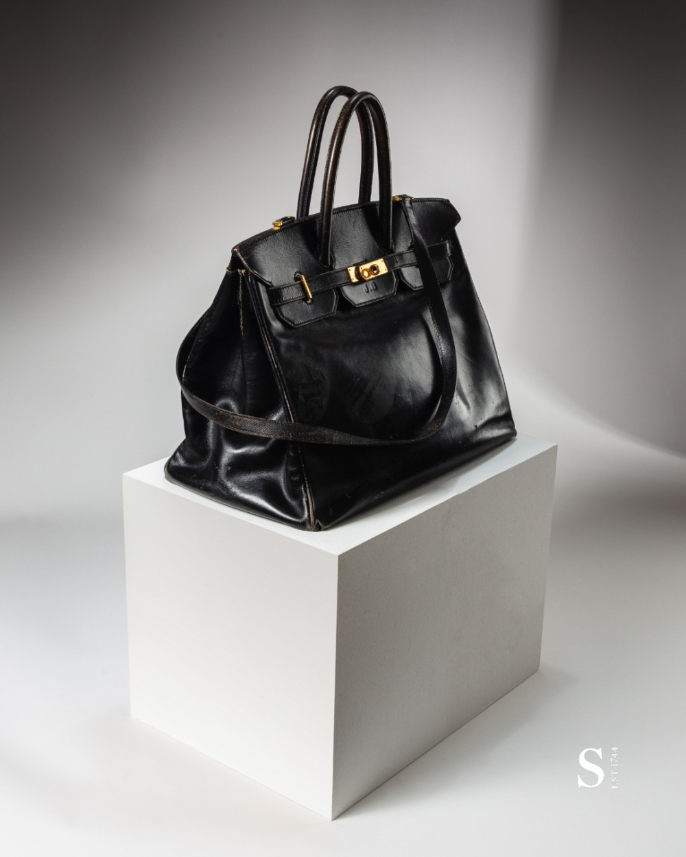 焦點還有買包的人,讓整起事件更添話題性