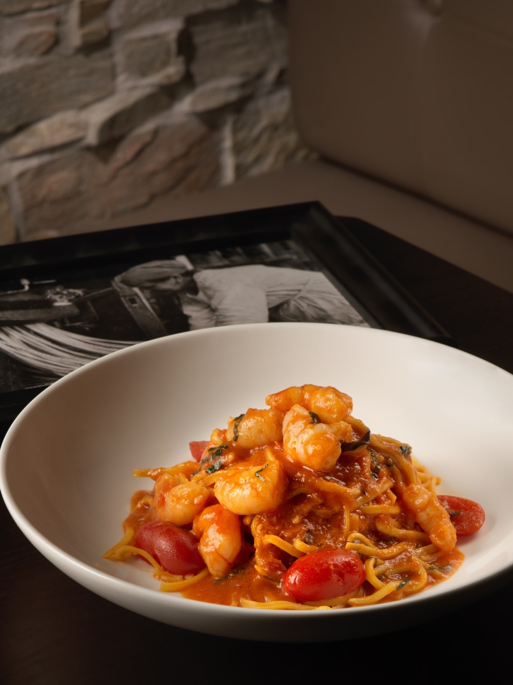 Chitarra alla Gamberi（午市特選）自家製吉他麵均勻裹上虎蝦番茄湯汁，鮮甜蝦香層層滲入麵條，口感細膩，每一口都如同在舌尖上演繹精緻的海洋交響曲。