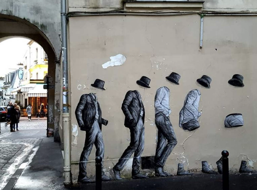 2017 年他在巴黎蒙馬特區「阿貝斯小巷」（Passage des Abbesses）曾張貼過一件作品