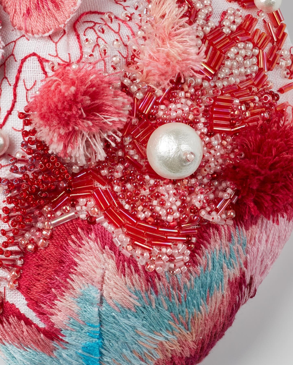 Ema Shin 的手縫心臟雕塑提醒我們,有些名字缺席在族譜裡,但她們的影子仍在我們的身體裡、情感裡