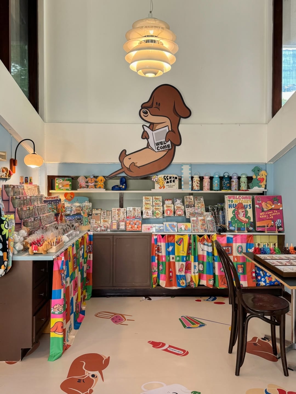 Ssktmmee是泰國插畫家兼生活品牌創辦人，擅長創作以臘腸狗為主題的插畫