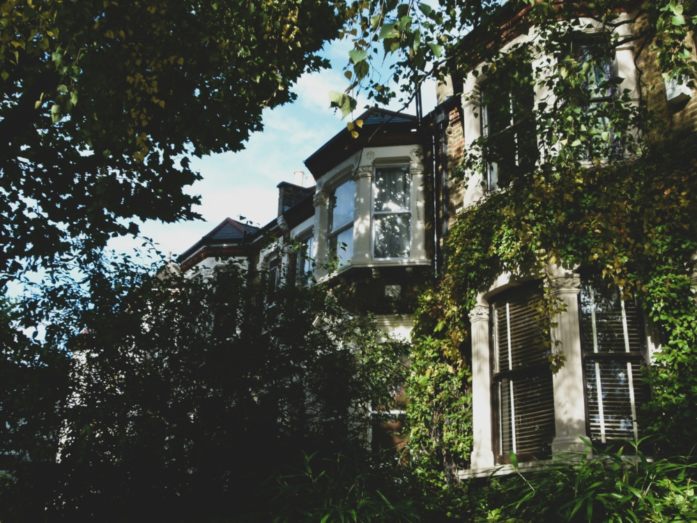 他們甚至派冰淇淋車參加街區派對。然而,鄰居普遍認為這些舉動膚淺,只是公關手段