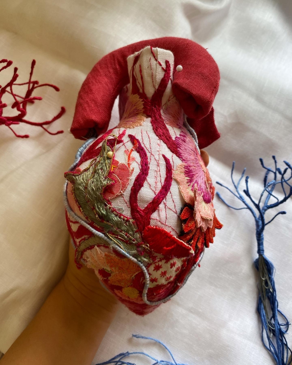 Ema Shin 說,她的作品既是禮物,也是護身符。