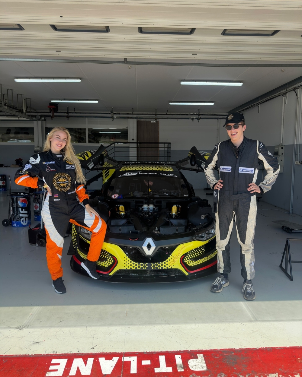 她熱愛各種運動,從網球、游泳到單板滑水、風帆衝浪都難不倒她