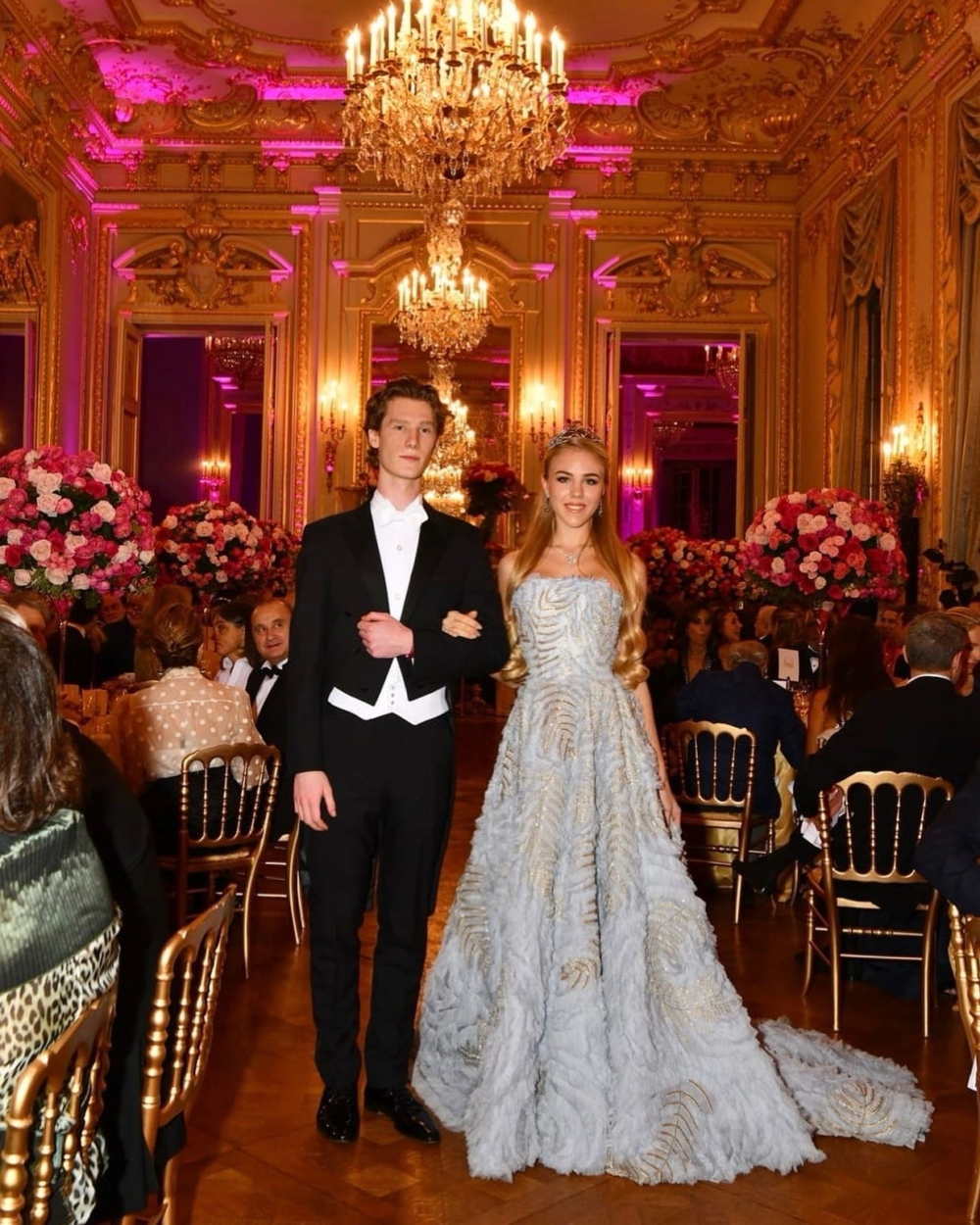 16 歲時的 Carolina 就參加了著名的巴黎名媛舞會,穿著 Ralph & Russo 的高定禮服