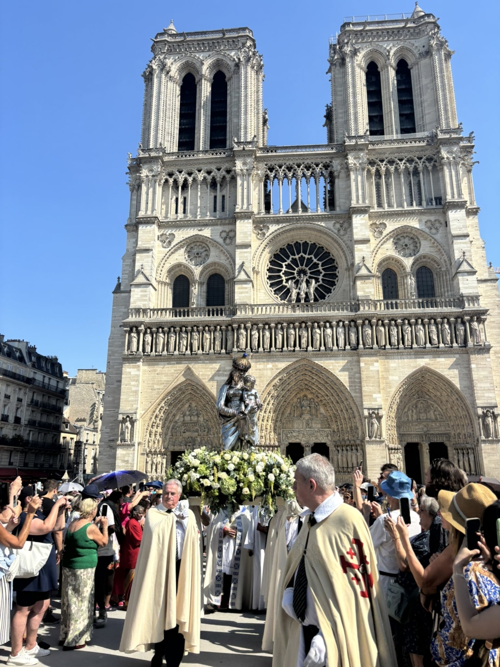 歷經五年重建，這座哥德式建築的象徵性頂樓終於在 2025 年 9 月 20 日再次對外開放