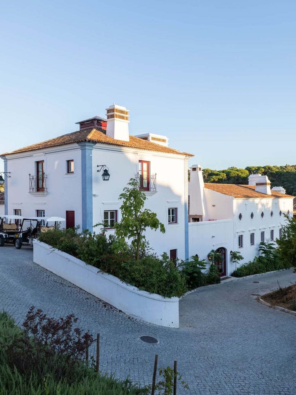 在葡萄牙Alentejo地區的小村莊Melides開設了全新設計酒店Vermelho Hotel。