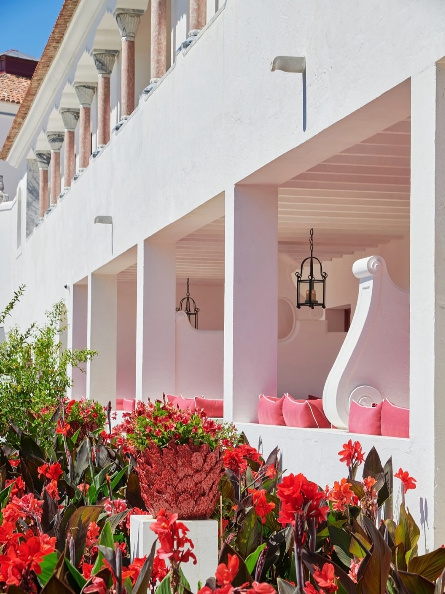 Christian Louboutin將標誌性的紅，從時尚舞台延伸至空間領域，